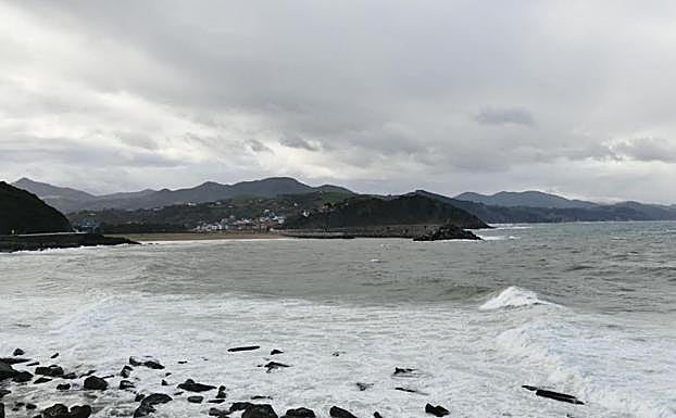 Vista del estado del mar este martes por la mañana desde la carretera Zumaia-Getaria.