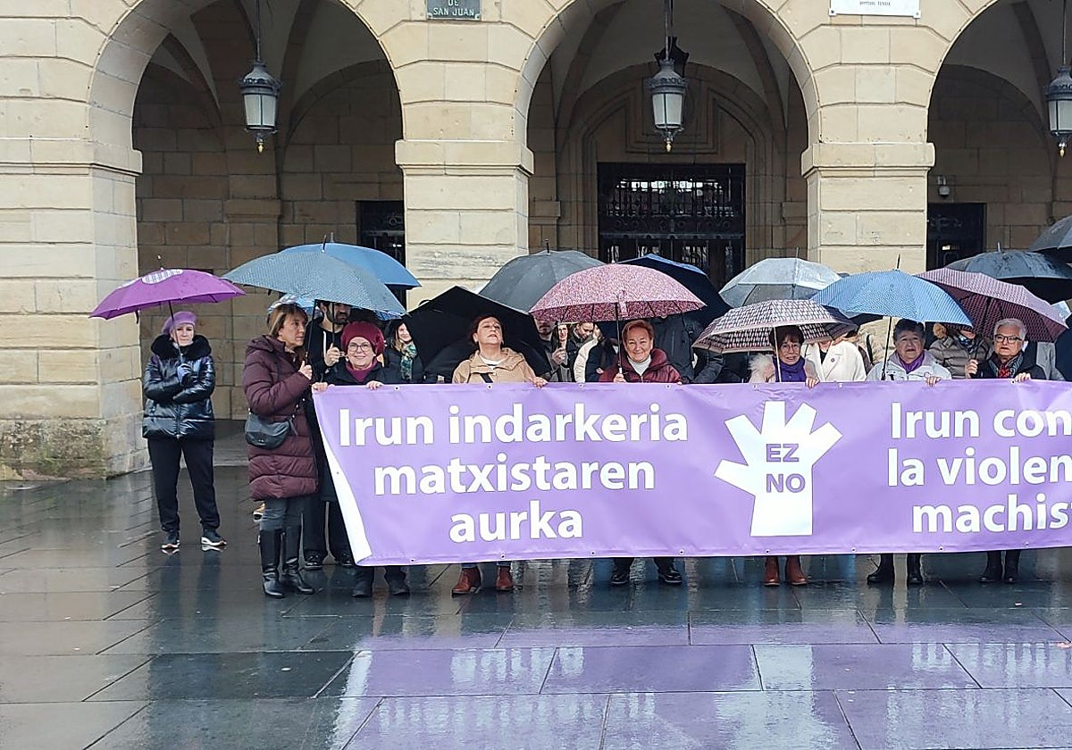 La plaza San Juan ha acogido una concentración silenciosa este mediodía.