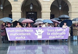 La plaza San Juan ha acogido una concentración silenciosa este mediodía.