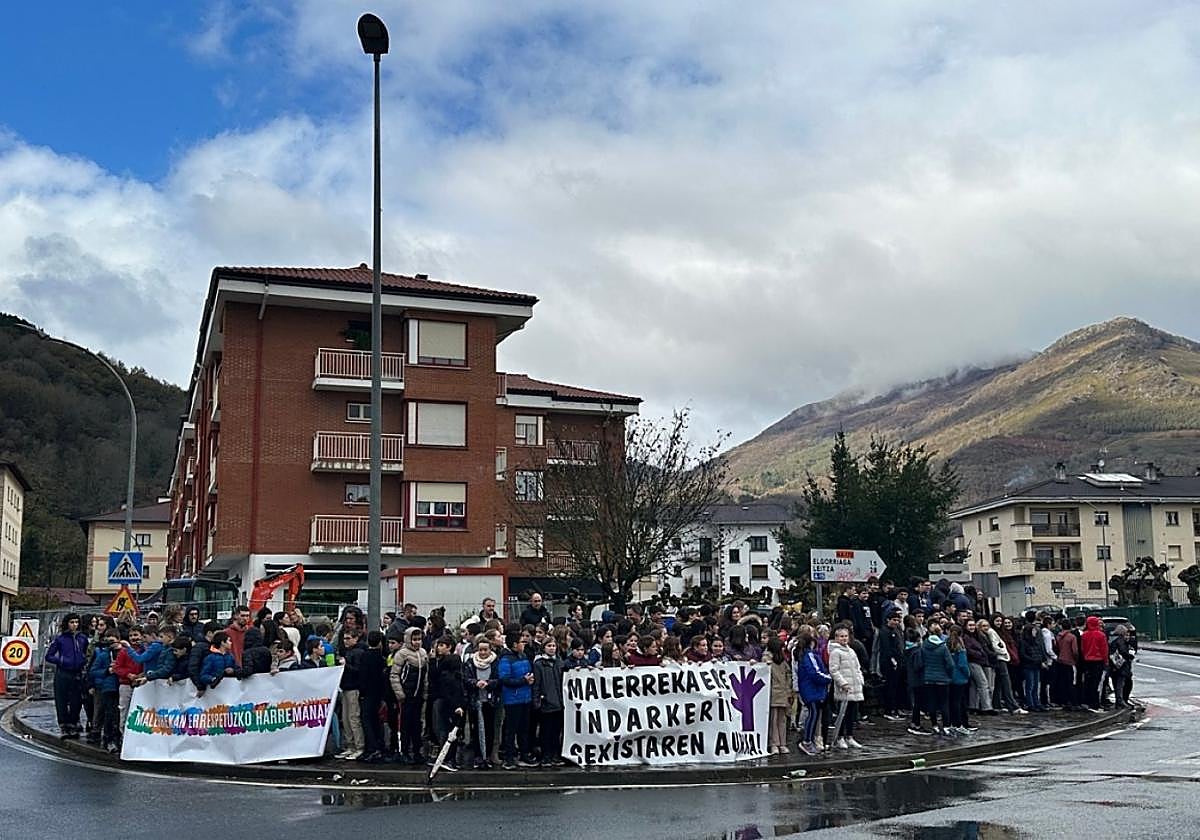 Alumnos y profesores en la concentración que realizaron ante el centro escolar de Doneztebe.
