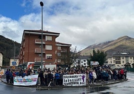 Alumnos y profesores en la concentración que realizaron ante el centro escolar de Doneztebe.