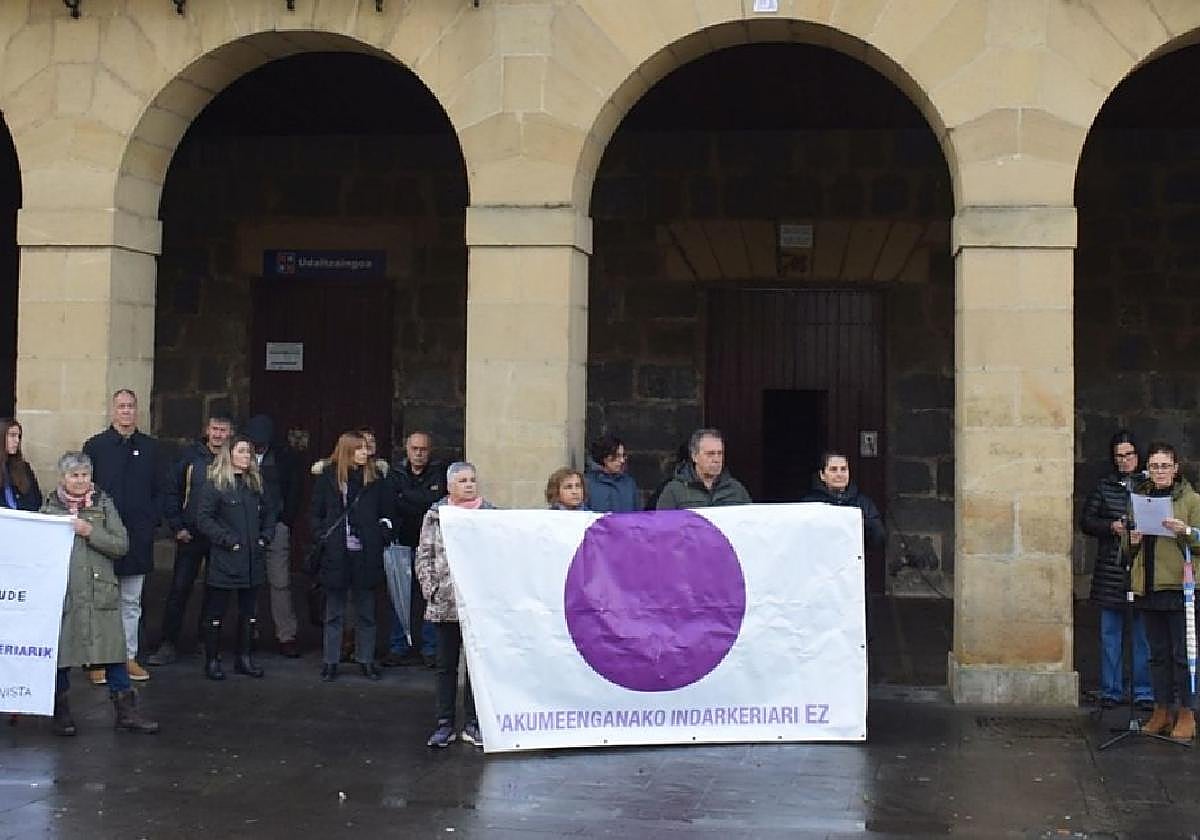 Concentración celebrada en Urnieta, delante del ayuntamiento, a las doce del mediodía.