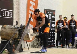 Mikel Larrañaga Astigarragan jokatutako Euskal Timber txapelketako kanporaketan, motozerrarekin.