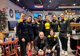 Arantza Muriana, Ainhoa Escudero, Nerea Arruti, Alaitz Lizaso, Miren Segura, Ohiana Echaondo, Julen Aizpuru, Aitor Rubio eta Yoana Solaberrieta, igandeko maratoia hasi aurretik.