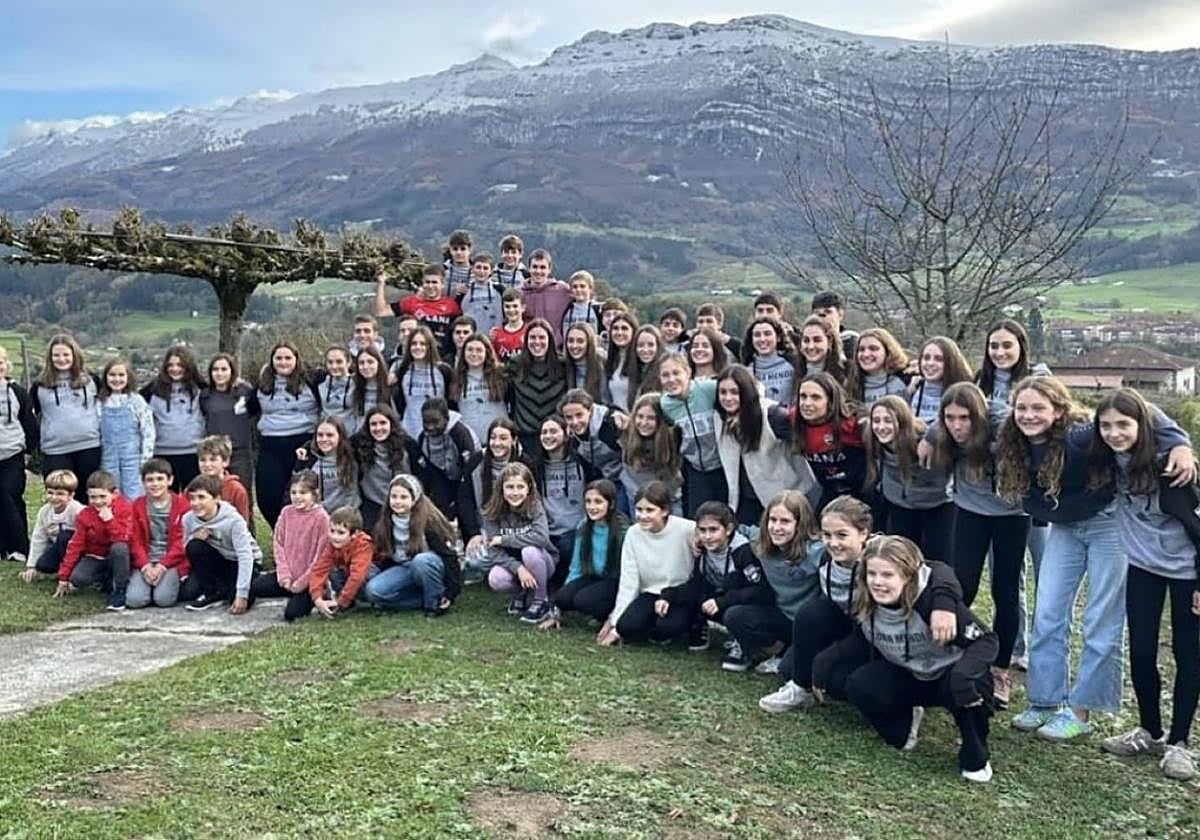 La comida celebrada en la sociedad Larrain Gain reunió a la cantera igerilari, de benjamines hasta séniors.