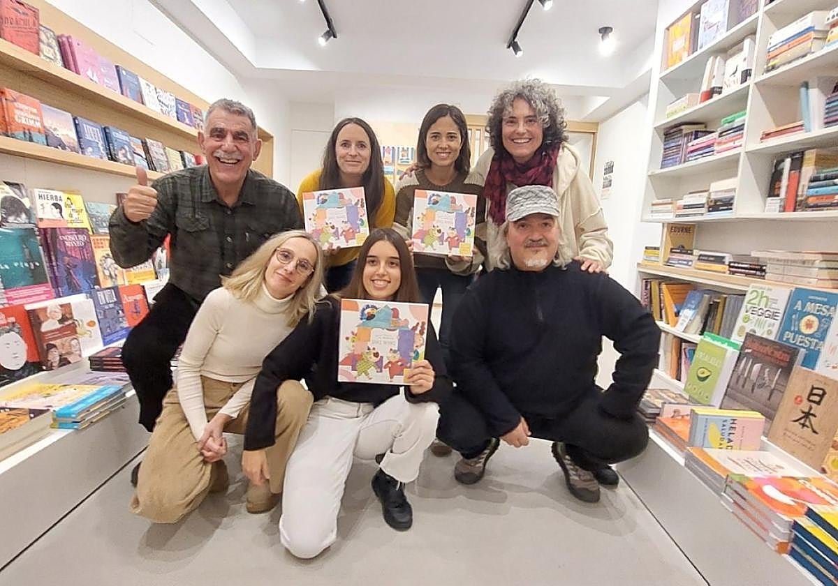 Joxe Mari Agirretxe (Porrotx), Karmele Gorroño, Nerea Loiola, Mertxe Rodriguez (Mari Motots) eta behean, Aiora Zulaika (Pirritx),Irati Galardi eta Xabier Zabala, Garoa liburudendan egindako aurkezpenean.