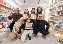Joxe Mari Agirretxe (Porrotx), Karmele Gorroño, Nerea Loiola, Mertxe Rodriguez (Mari Motots) eta behean, Aiora Zulaika (Pirritx),Irati Galardi eta Xabier Zabala, Garoa liburudendan egindako aurkezpenean.