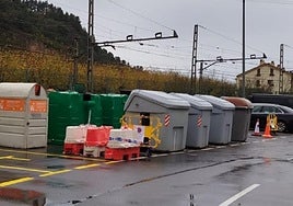 Arriba, las paradas provisionales de autobús; abajo, los contenedores.