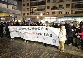 Por la tarde se celebró una concentración en memoria de las víctimas en Martxoak 8 Plaza.