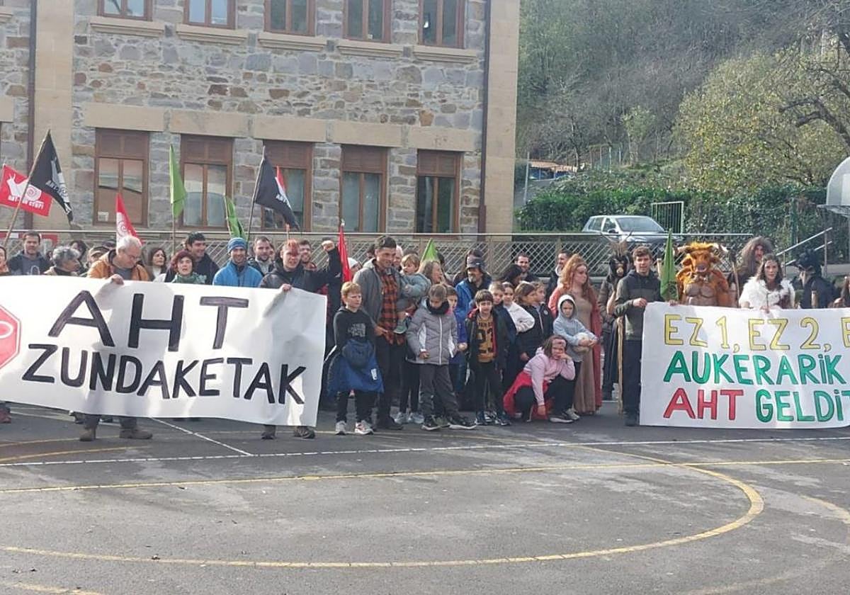 Igandeko jardunaldian parte hartu zuten kideek talde argazkiak atera zuten Idiazabalgo plazan ekitaldia agurtzeko.