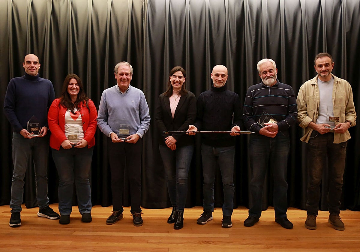 Los ganadores y la delegada de Cultura, durante la entrega de premios.