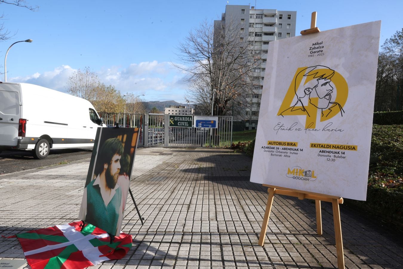 El homenaje a Zabalza en el cuartel de Intxaurrondo, en imágenes