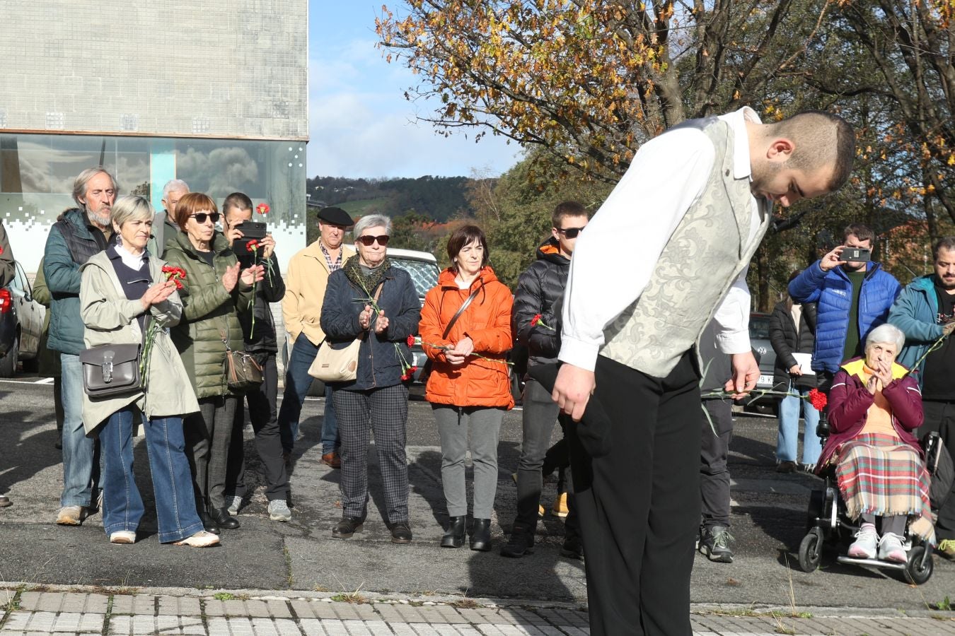 El homenaje a Zabalza en el cuartel de Intxaurrondo, en imágenes