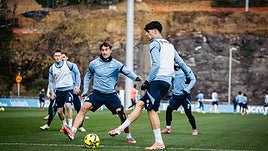 Goti trata de tapar el pase horizontal de Jon Martín