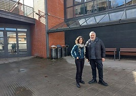 La edil Ainara Vázquez y el alcalde Xabier Urdandarin junto al polideportivo.