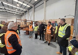 Instante de la visita, con el diputado de Sostenibilidad y el alcalde de Urnieta en primer plano.