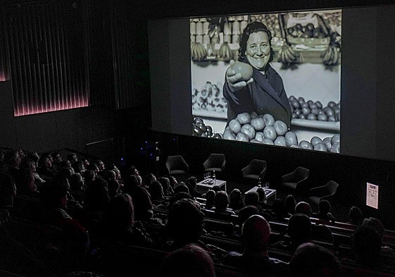 El público llenó el auditorio del Aquarium y disfrutó de la proyección de los vídeos del proyecto 'Revive Ipuskoa' y de la mesa redonda posterior con Jon Garaño, Ana Galdós, Miguel Ángel Carrera y Oihane Mendizabal.