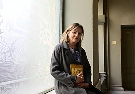 Arrate Egaña idazlea 'Espekulazioak' liburua aurkeztu aurretik.