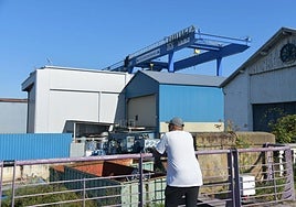 Un hombre observa el complejo donde se ubica Astilleros Balenciaga.