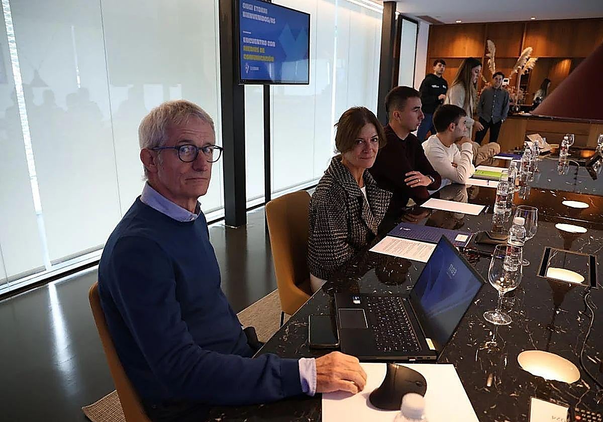 El consejero Joseba Unamuno, junto a la presidenta de la SD Eibar Amaia Gorostiza en Ipurua