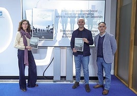 Leire Sarobe, el concejal Iñigo García y el director de Cristina Enea, Txema Hernández.