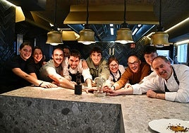 Iñigo Lavado (tercero por la derecha) y su equipo del Itzuli de Igeldo, celebran la estrella Michelin lograda el martes.