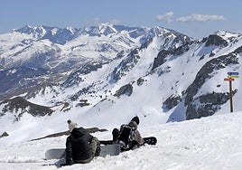 Imagen de archivo de dos esquiadores en la zona de Anayet, con la vista de la Puntta Escarra, en la estación de Formigal.
