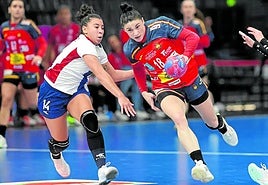 La jugadora guipuzcoana Maitane Etxeberria, autora de tres goles, en un ataque de las Guerreras ayer.