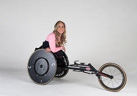La ponente Carmen Giménez con la hand bike en la que entrena y compite en la élite.