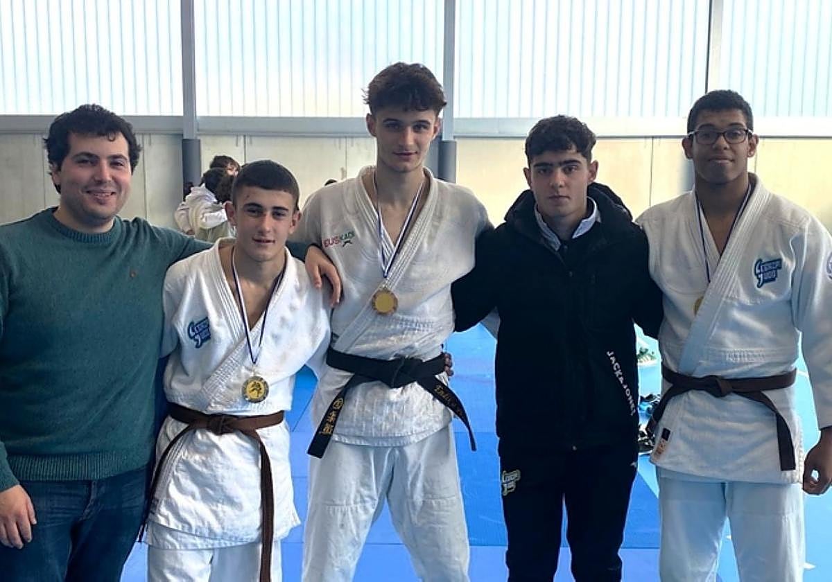 Alfredo, Endika y Anderson con las medallas obtenidas.