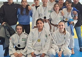 Foto de familia de los judokas en Urnieta.