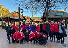 La plantilla visitó el parque de atracciones de Salou antes de su gran debut liguero en Tarragona.