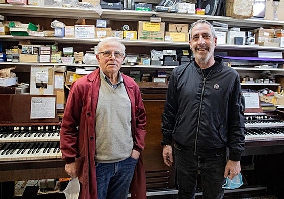 Jesús Maria Agirre y Aitor Alberdi, delante de un Helmholtz.