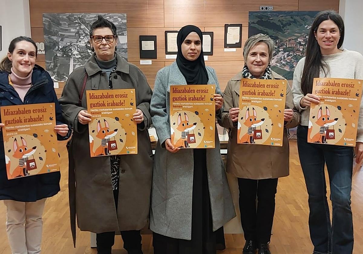 Representantes de los comercios locales y del Ayuntamiento en la presentación de la campaña de bonos que arrancará este jueves.