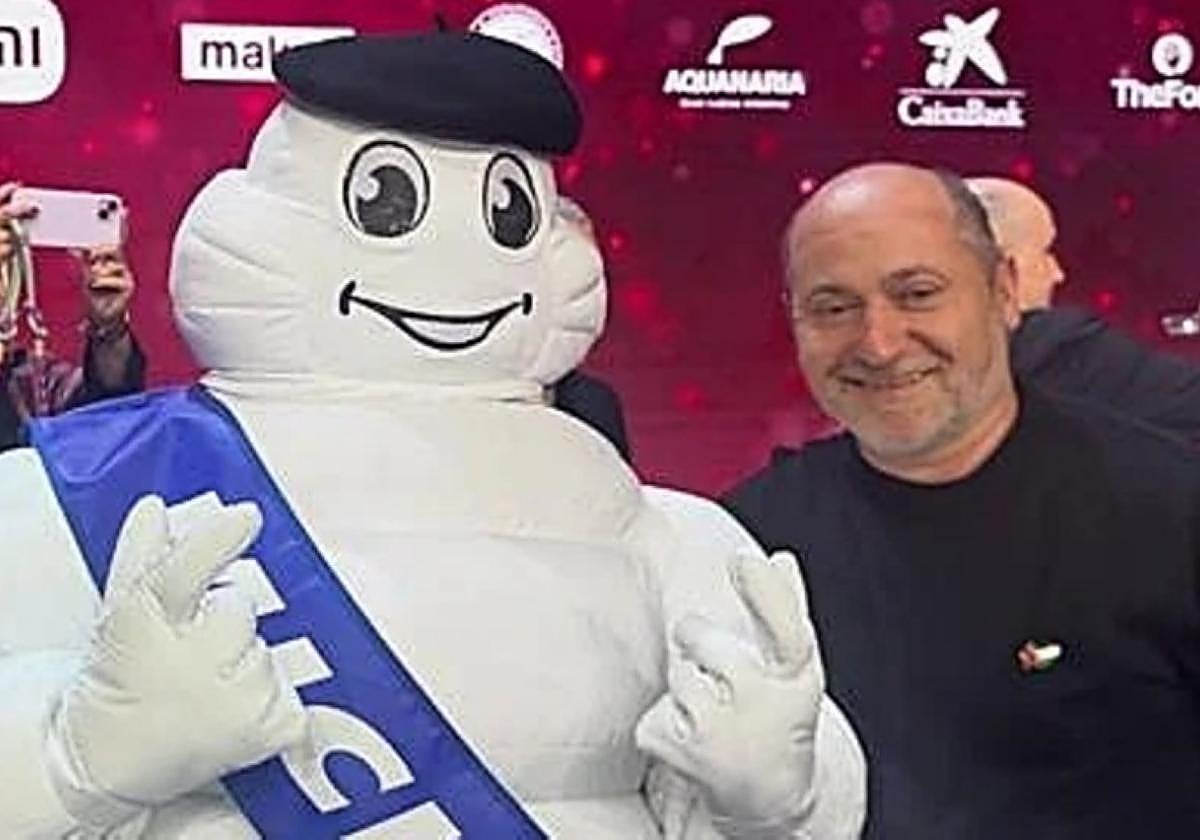 Roberto Ruiz posa cediendo su txapela a la figura de Michelin.