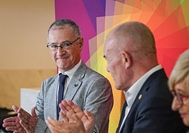 El rector de la EHU, Joxerramon Bengoetxea, sonríe al consejero de Universidades, Juan Ignacio Pérez Iglesias en un encuentro reciente.