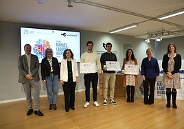 Los galardonados en los Premios Laborde, junto a la diputada general, Eider Mendoza.