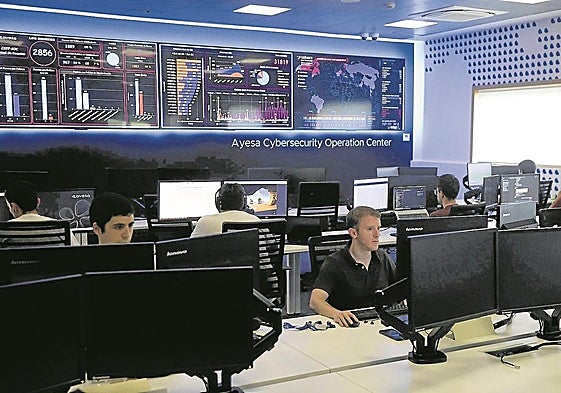 Interior del centro de ciberseguridad de Ayesa, situado en Donostia.