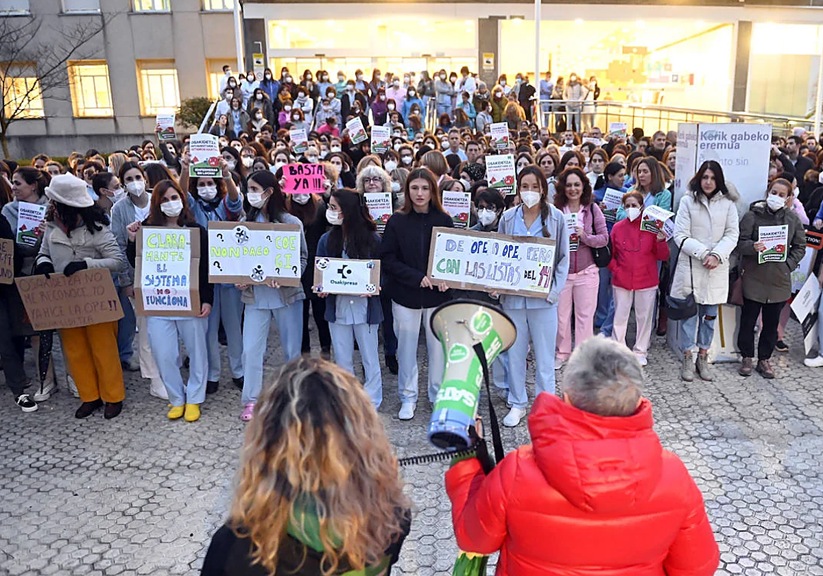 Imagen de archivo de una concentración de enfermeras en el Hospital Donostia.
