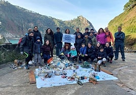Diferentes agentes y ciudadanos durante una recogida de basura marina celebrada en la cala Alabortza de Donibane en 2023.