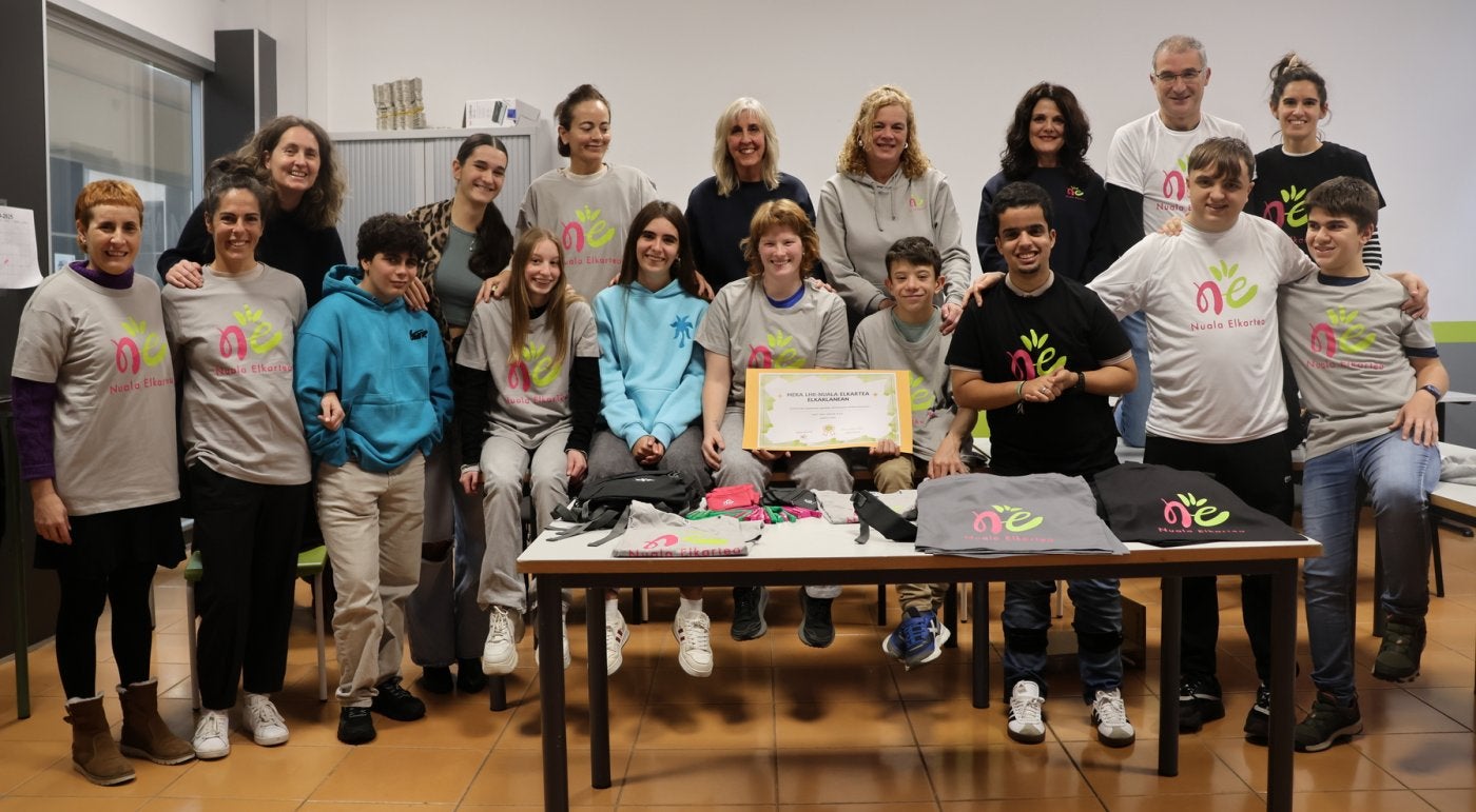 Representantes de Nuala elkartea y del Instituto Meka con estudiantes del ciclo adaptado de FP básica.