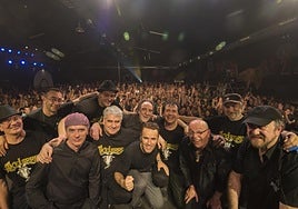 Akelarre taldeko musikariak, atzean entzuleak dituztelarik.