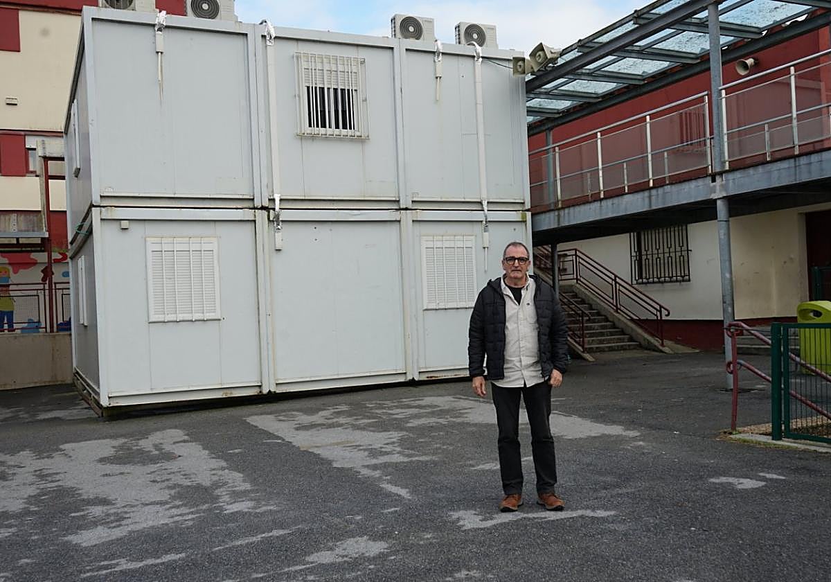 El alcalde ante los contenedores utilizados como aulas en Karmengo Ama de Trintxerpe.