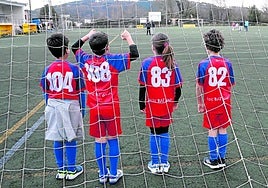 Cuatro jóvenes en edad escolar participan en un partido de fútbol de Multikirola en el campo de Herrera.