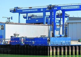 Unas de las grúas navales de las instalaciones del Astillero Balenciaga, en Zumaia.