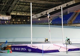 El pertiguista Asier Añorga, durante un entrenamiento en el velódromo.
