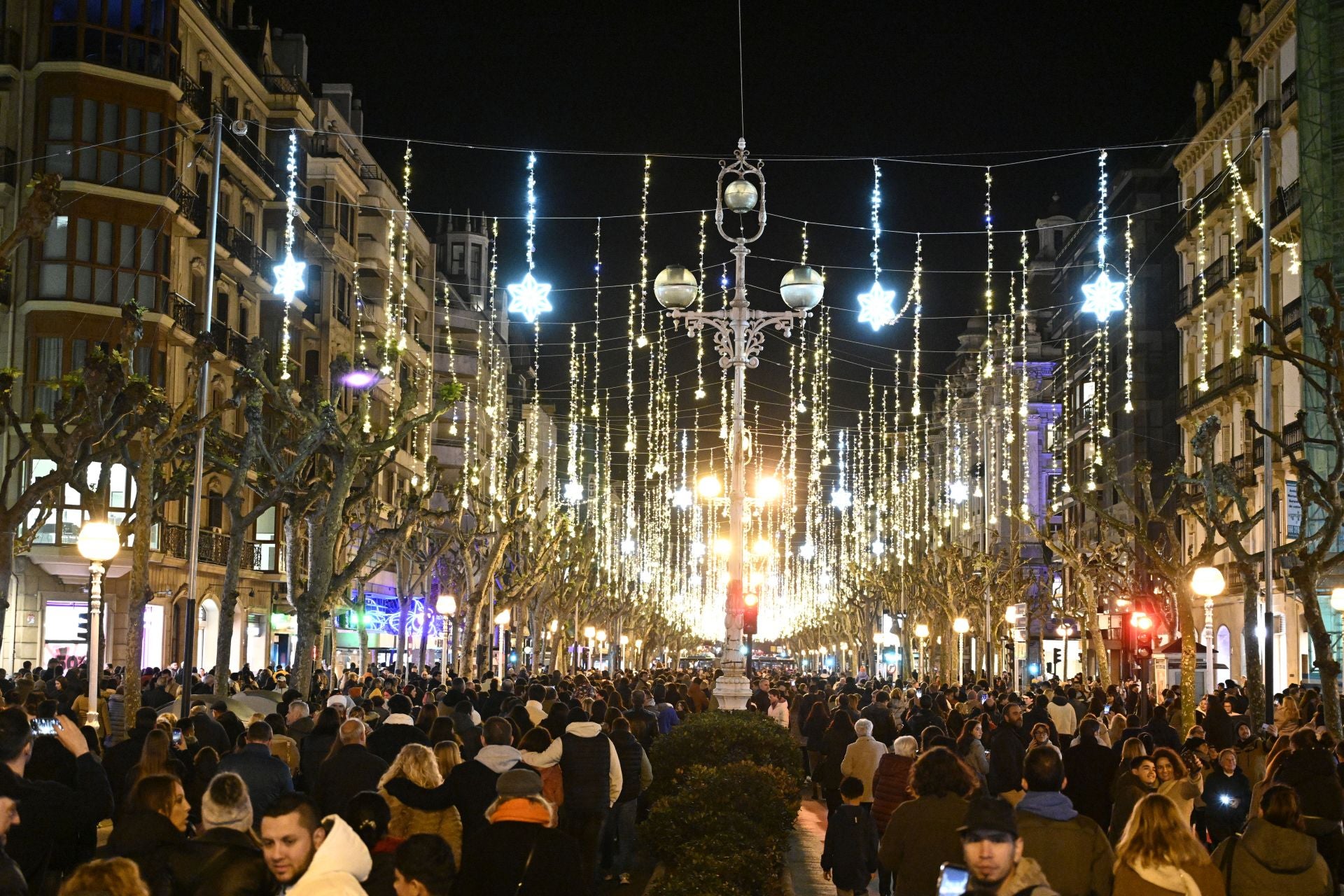 Se encienden las luces de Navidad en San Sebastián