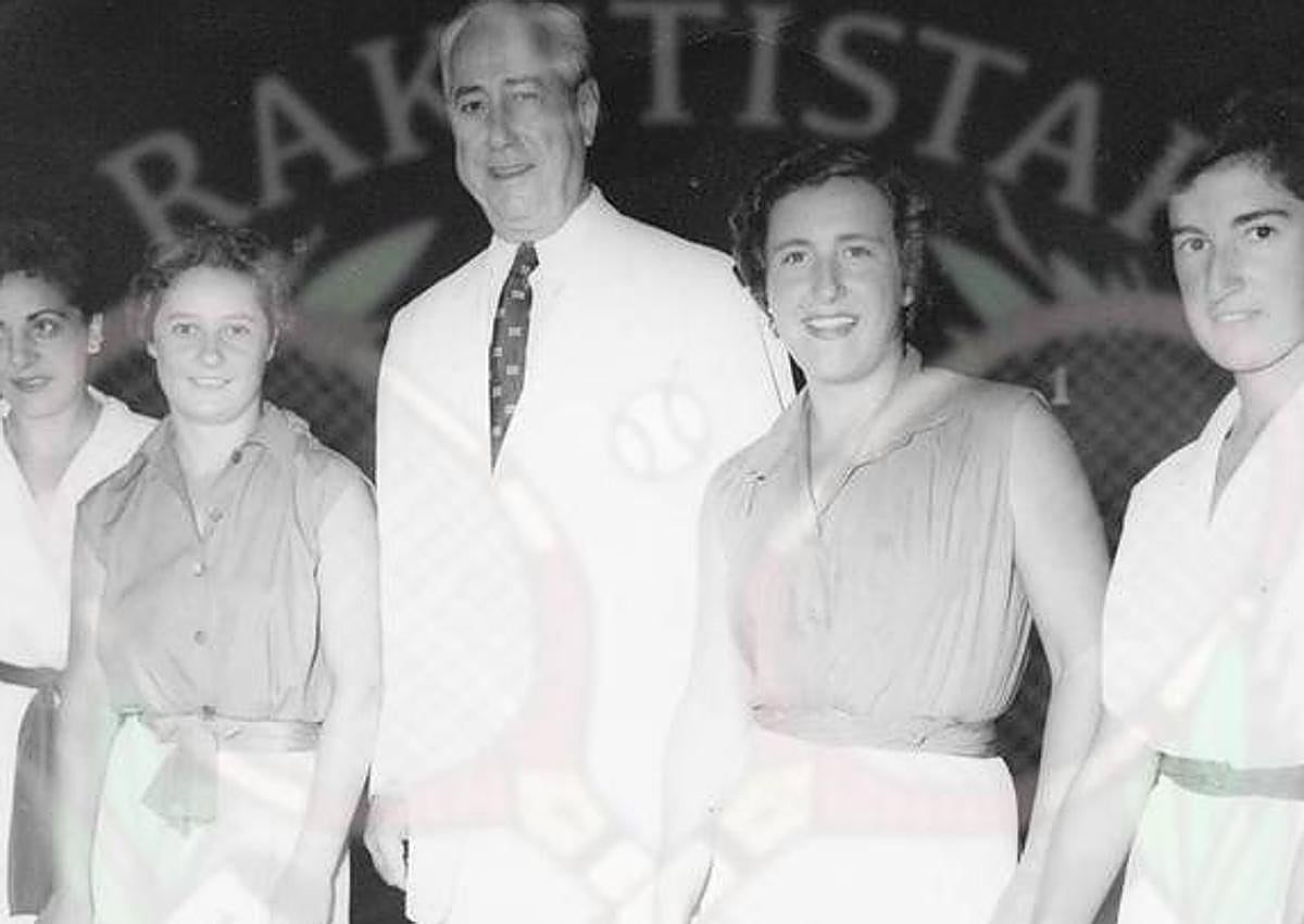 Imagen secundaria 1 - La ficha de competición de Agustina en México; las raquetistas con un intendente en La Habana y la ella en una competición.