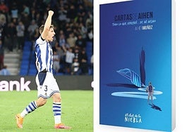 Aihen celebra uno de los goles al Sevilla, junto a su libro