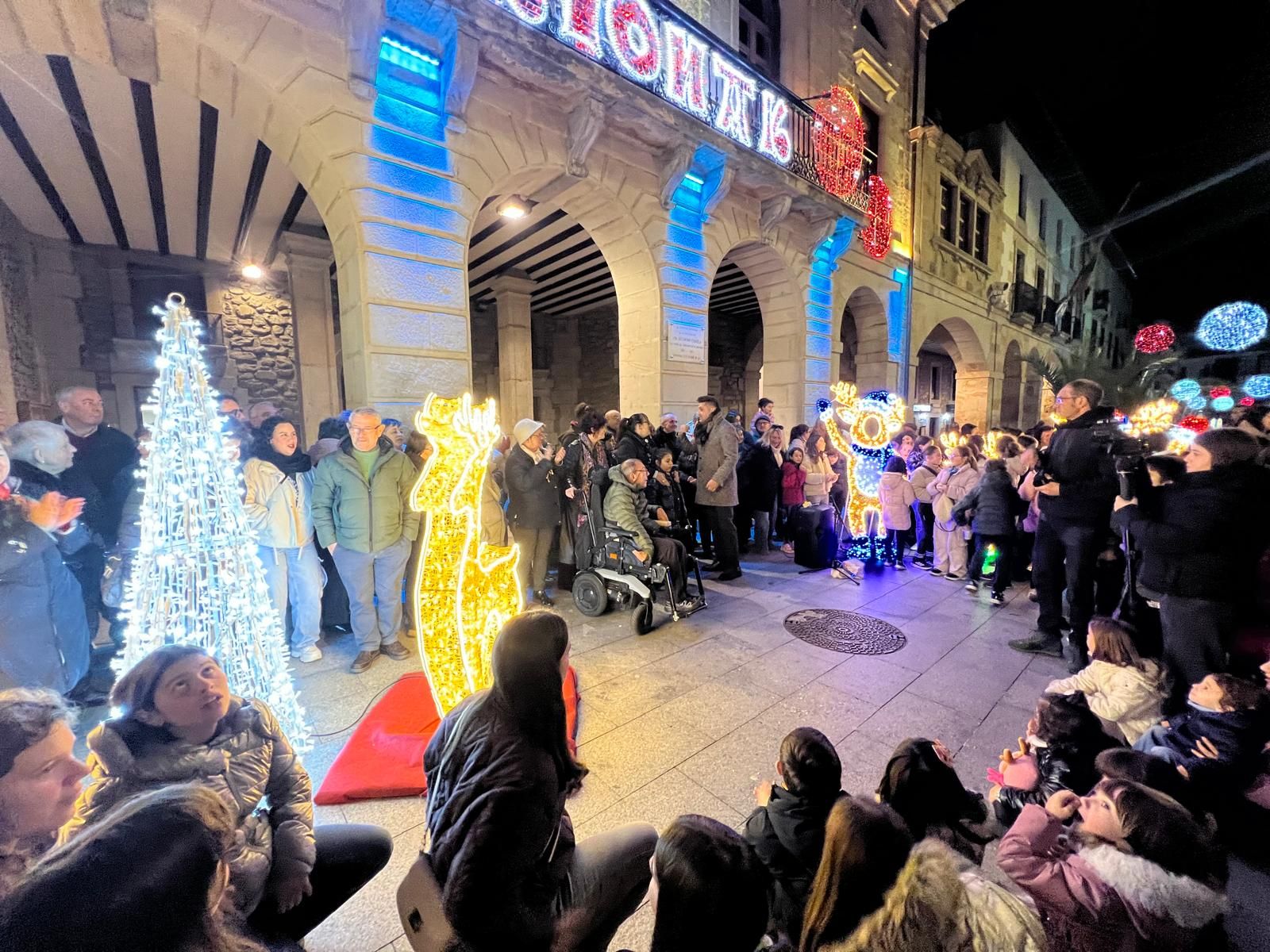 Gran expectación en el instante en el que las asociaciones y el alcalde pulsaron el botón y la plaza se llenó de luz y color; el reparto de chocolate fue el broche perfecto.